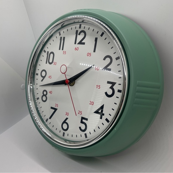 Vintage Green Plastic Analog Wall Clock - Picture 2 of 11